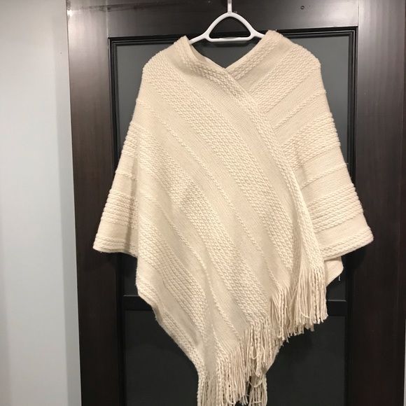 Soft cream poncho - Picture 2 of 4